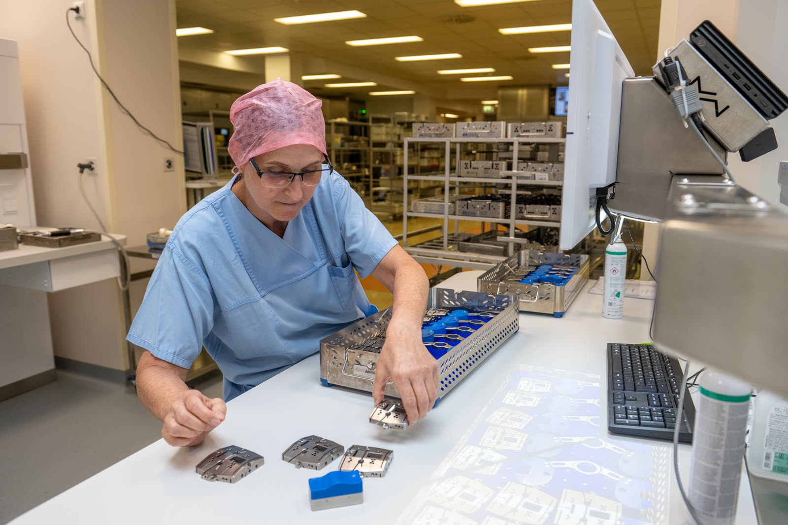 Kontrolle der Instrumente am Arbeitsplatz